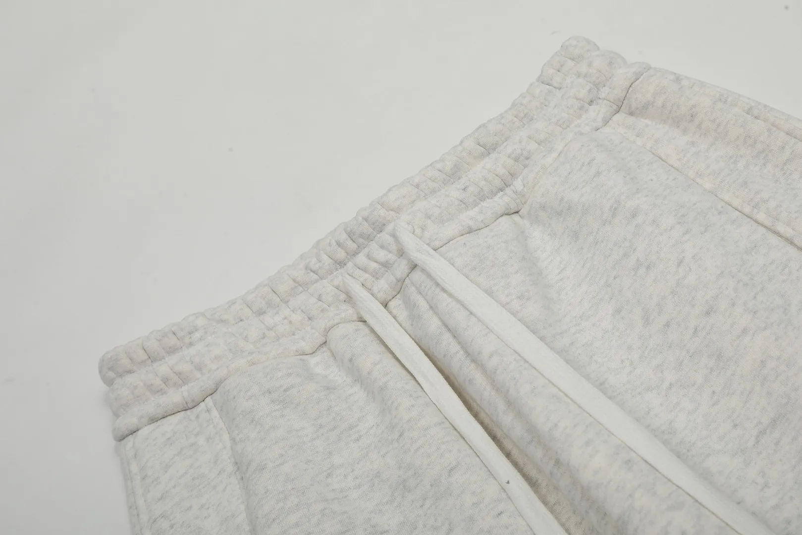 P250 Top quality" Style number: T7001# [Ralph Lauren solid color pony embroidered logo thickened and velvet wide-leg trousers] ✅Ralph Lauren classic basic versatile unisex fall and winter wide-leg spliced velvet straight pants ✅Pure cotton high-gram thick velvet fabric The upper body is comfortable and warm ✅The version is restored to the original version The maximum size can be worn up to 170 pounds Loose, comfortable and stress-free ✅The upper body is simple and easy to wear A must-have for ootd. Good-looking clothes are never picky. A must-have in couples’ wardrobes. Size: S-XL. Color: floral gray black.